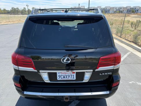 Used 2013 Lexus LX 570 4WD w/ Luxury Pkg image 9
