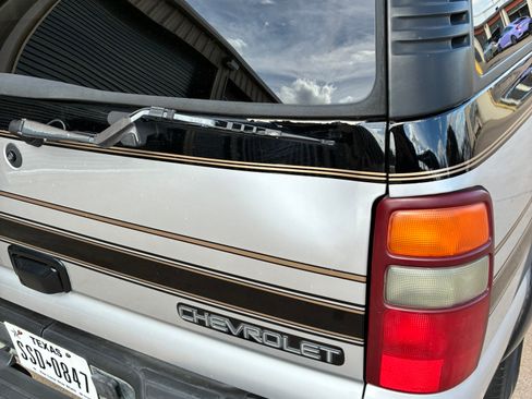 Used 2002 Chevrolet Suburban LT image 23