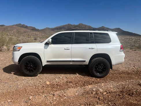 Used 2016 Toyota Land Cruiser image 2