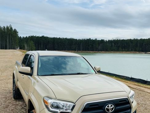 Used 2017 Toyota Tacoma SR5 w/ Tow Package image 8