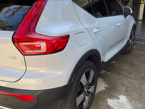 Used 2020 Volvo XC40 T4 Momentum image 24