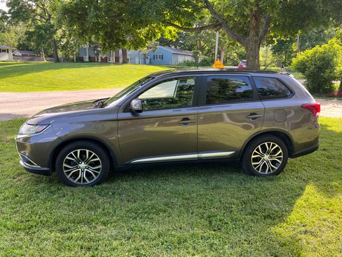 Used 2016 Mitsubishi Outlander SE AWD/4WD image 1