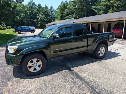 Used 2014 Toyota Tacoma 4x4 Access Cab V6 w/ TRD Sport Package image 5