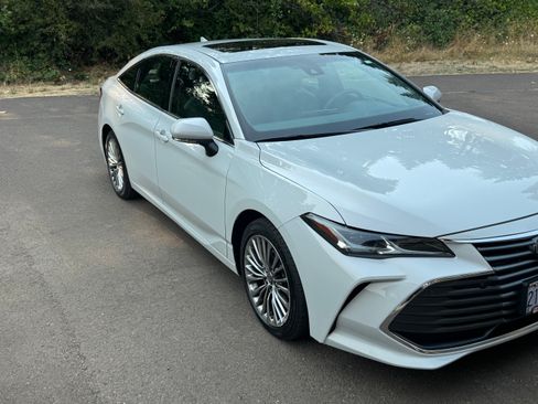 Used 2022 Toyota Avalon Limited w/ Advanced Safety Package FWD image 5