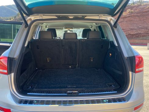 Used 2014 Volkswagen Touareg Sport image 10