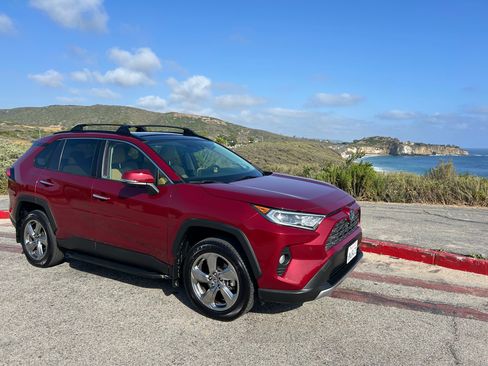 Used 2020 Toyota RAV4 Limited AWD/4WD image 4