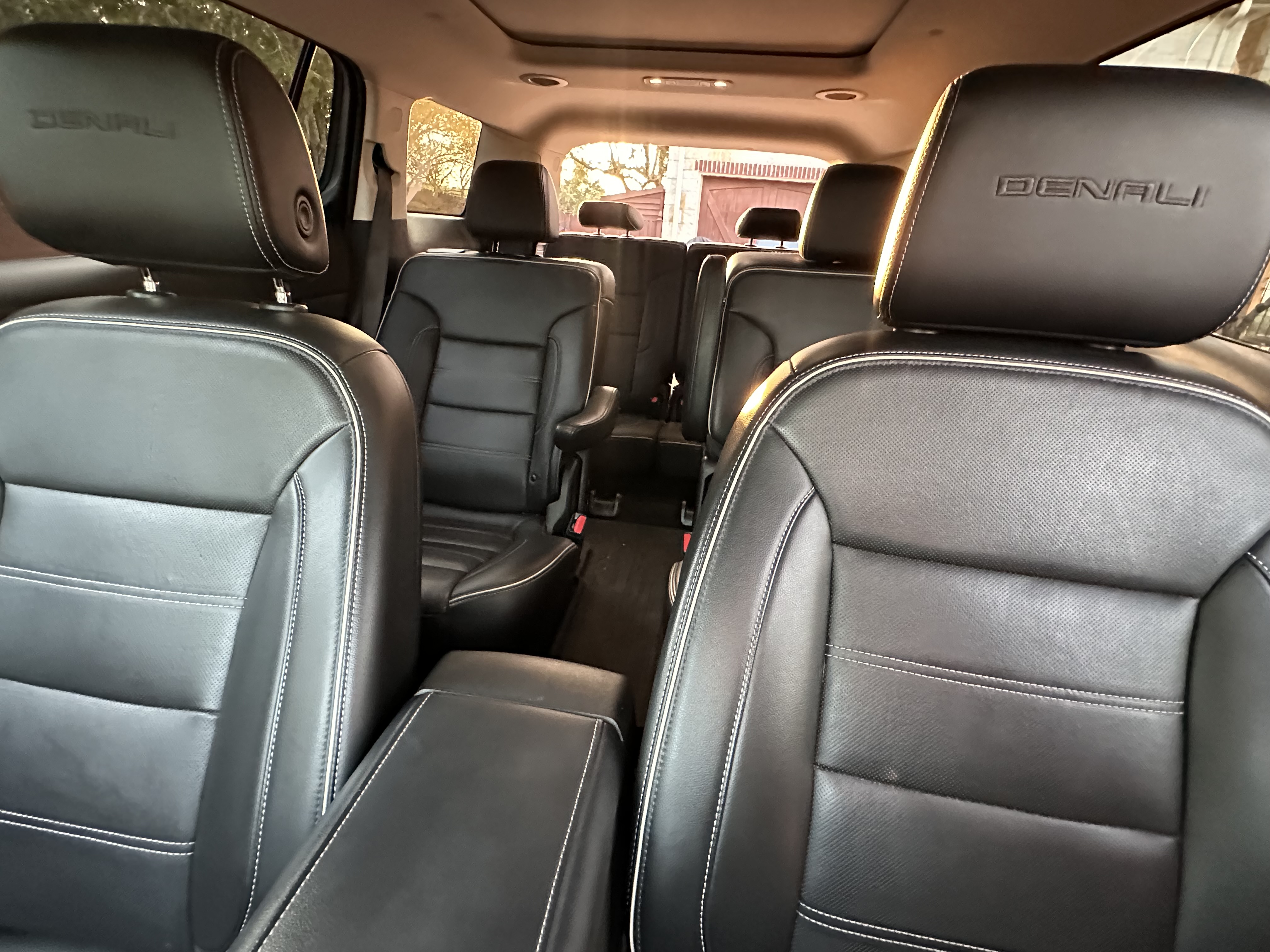 Used 2021 GMC Acadia Denali w/ Denali Technology Package FWD image 12