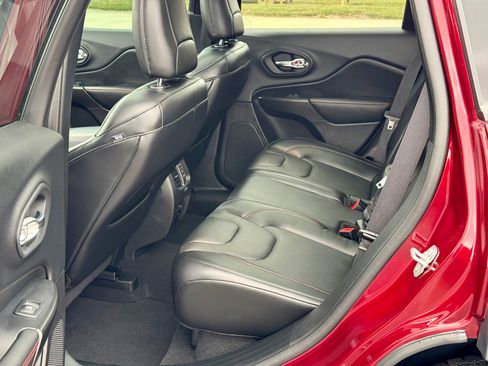 Used 2019 Jeep Cherokee Trailhawk image 8