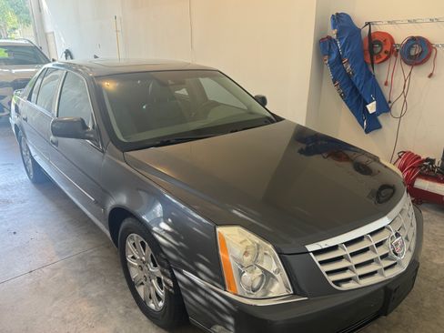 Used 2009 Cadillac DTS w/ Sun And Navigation Package FWD image 8
