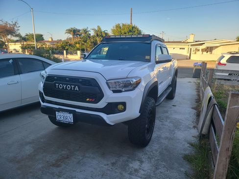 Used 2017 Toyota Tacoma TRD Off-Road w/ Tow Package (A/T) image 8