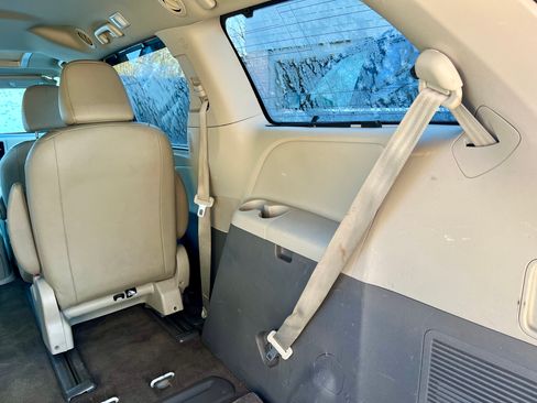 Used 2018 Toyota Sienna XLE image 25