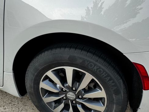 Used 2020 Chrysler Pacifica Touring-L Plus w/ Advanced Safetytec Group FWD image 6