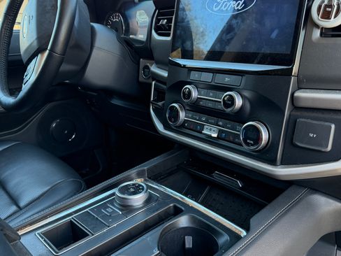 Used 2023 Ford Expedition XLT image 8