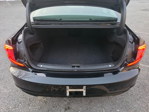 Used 2022 Volvo S90 B6 Momentum image 9