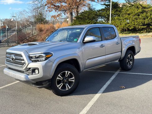 Used 2017 Toyota Tacoma TRD Sport image 1