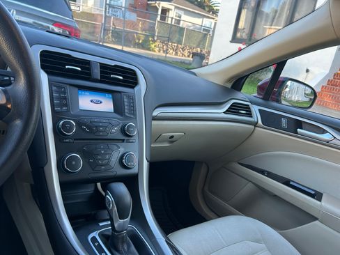 Used 2015 Ford Fusion SE image 13