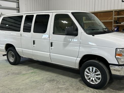 Used 2014 Ford E-350 and Econoline 350 XLT image 2