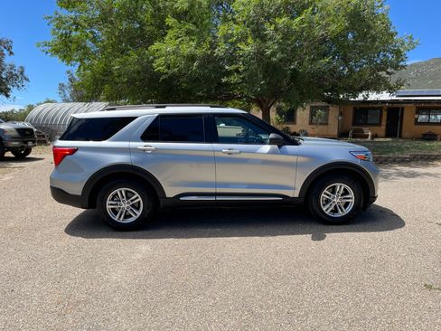 Used 2020 Ford Explorer XLT image 2