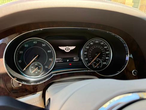 Used 2019 Bentley Bentayga image 6