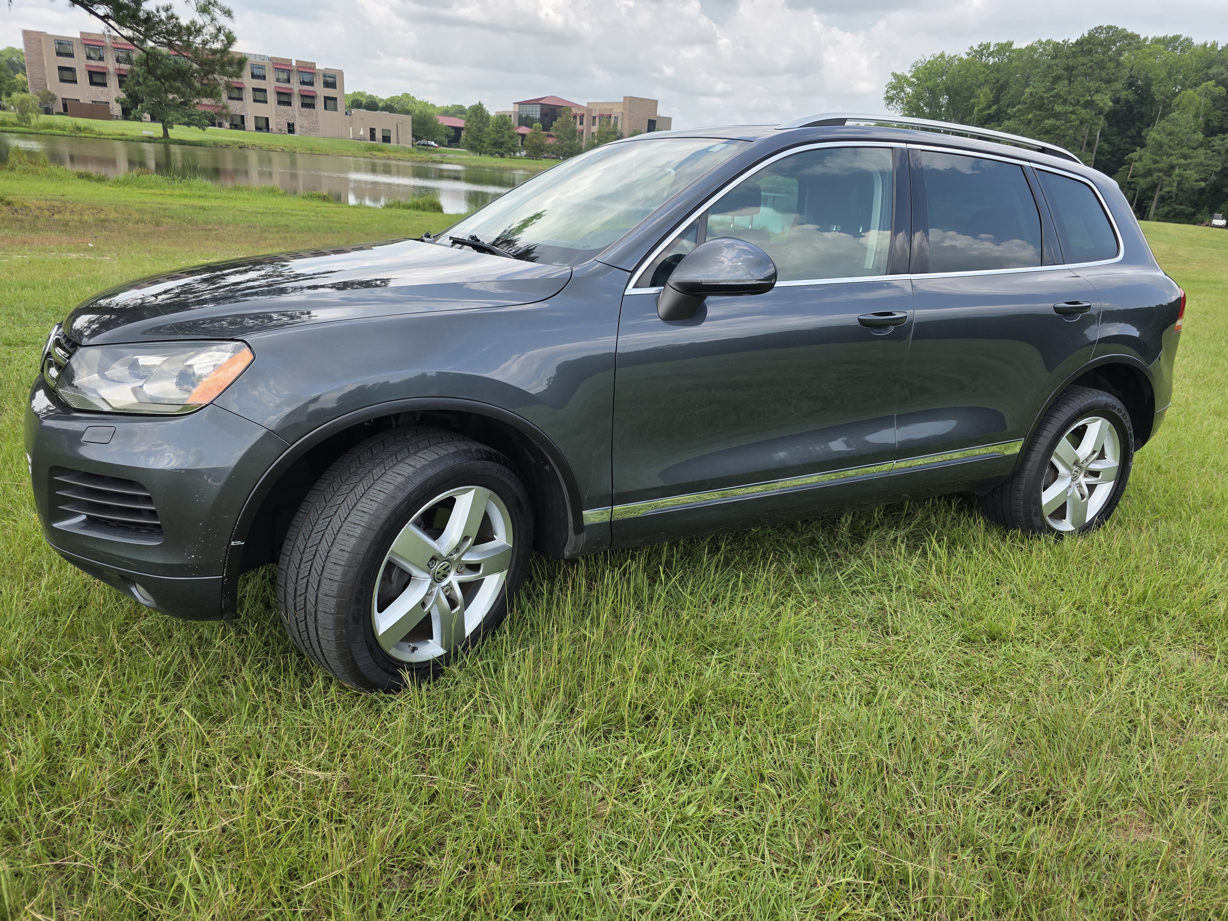 Used 2013 Volkswagen Touareg VR6 AWD/4WD image 4