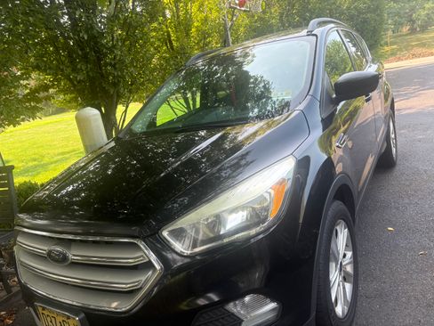 Used 2018 Ford Escape SE w/ SE Sync 3 Package AWD/4WD image 2