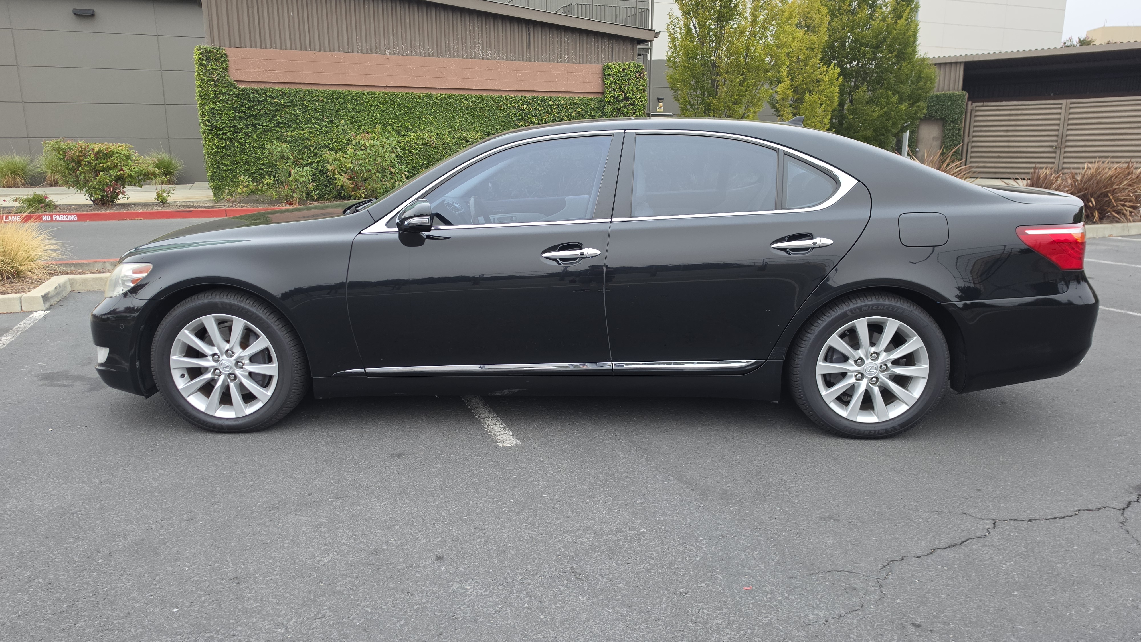Used 2011 Lexus LS 460 w/ Luxury Value Edition RWD image 16