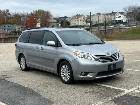 Used 2015 Toyota Sienna XLE image 1
