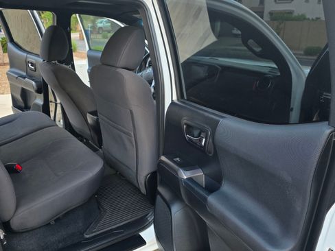 Used 2017 Toyota Tacoma TRD Off-Road w/ Premium & Technology Package image 8