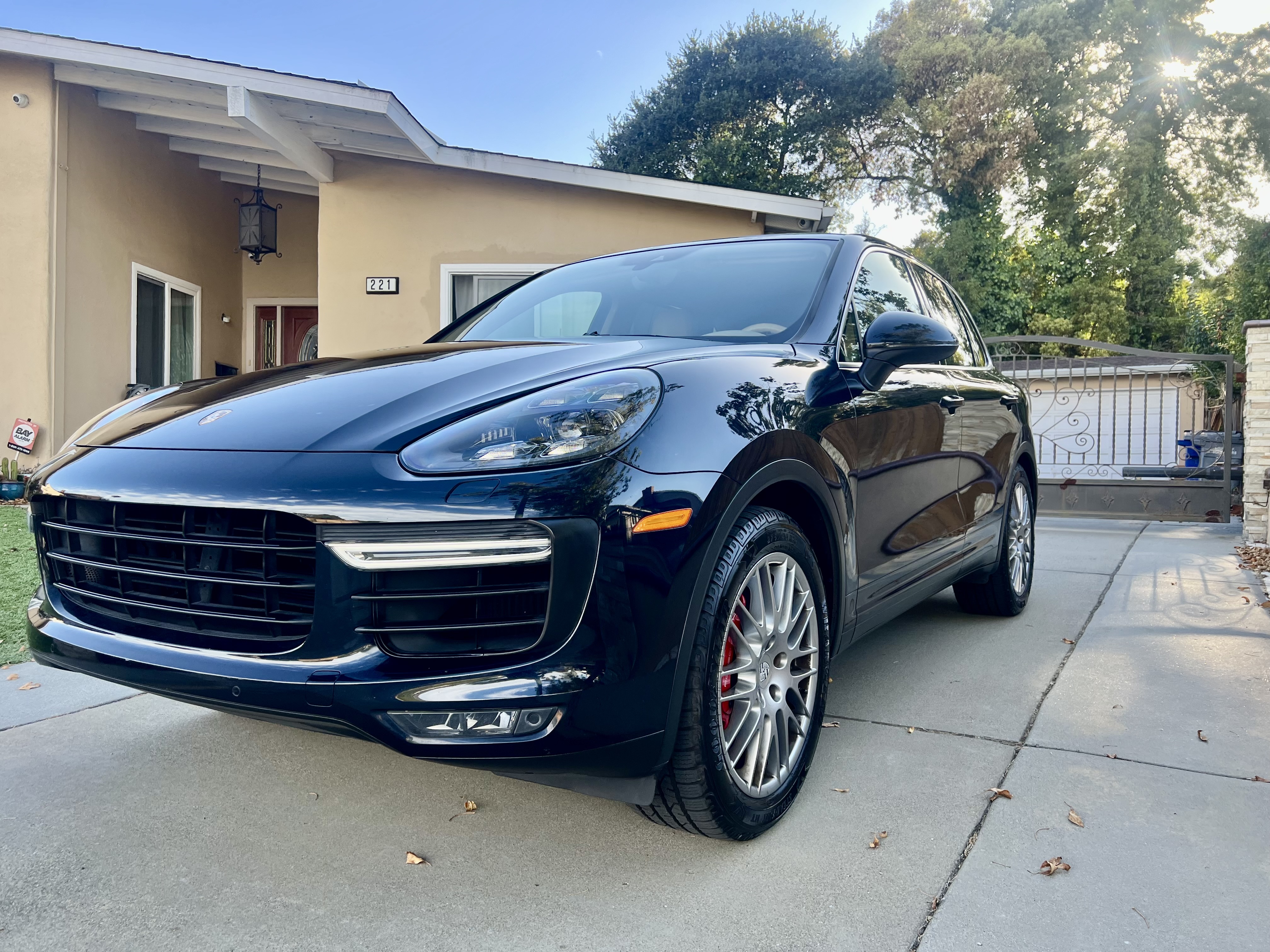 Used 2015 Porsche Cayenne Turbo AWD/4WD image 9