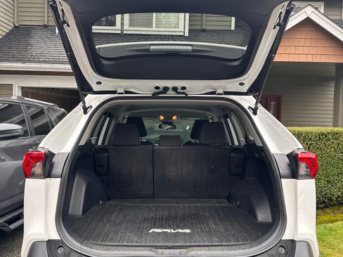 Used 2019 Toyota RAV4 LE image 12