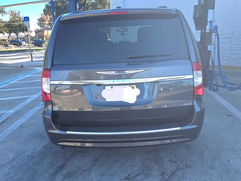 Used 2016 Chrysler Town & Country Touring image 8