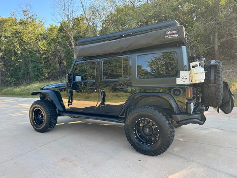 Used 2015 Jeep Wrangler Unlimited Rubicon w/ Connectivity Group image 5