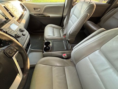 Used 2016 Toyota Sienna XLE image 4