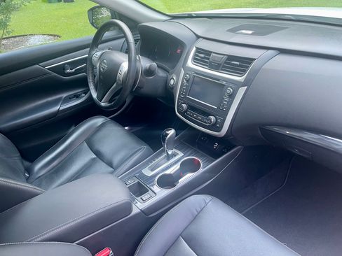 Used 2016 Nissan Altima 3.5 SL w/ 3.5 Technology Package FWD image 11