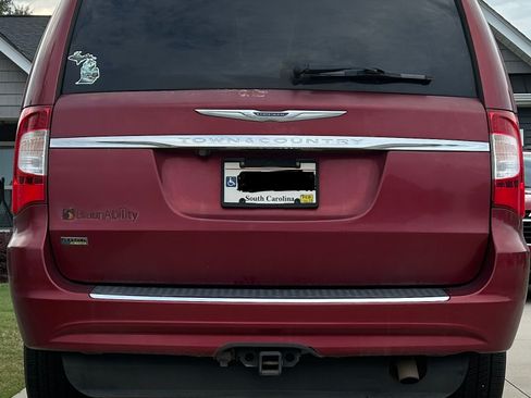 Used 2012 Chrysler Town & Country Touring w/ Entertainment Group #1 FWD image 9