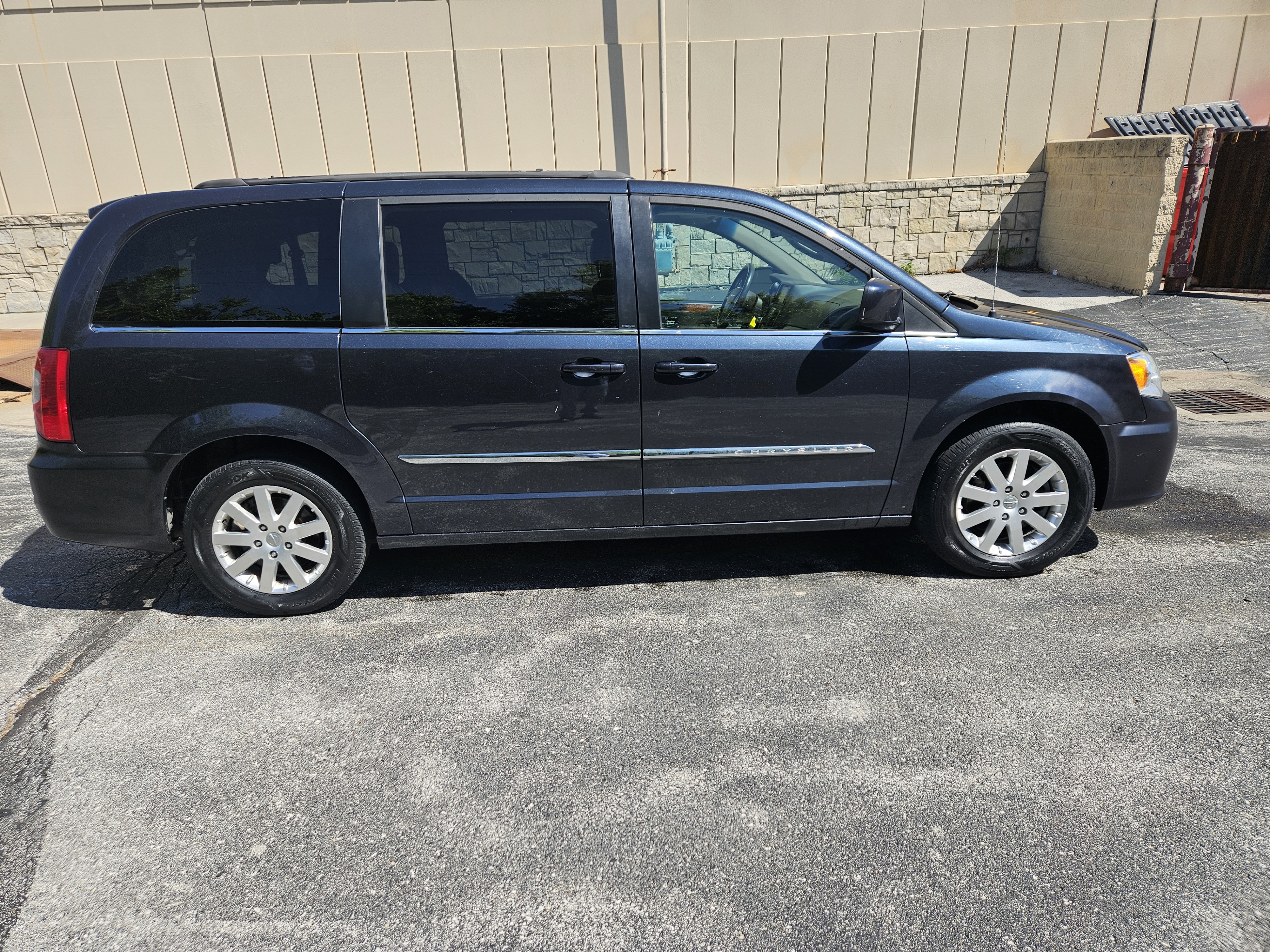 Used 2014 Chrysler Town & Country Touring FWD image 5