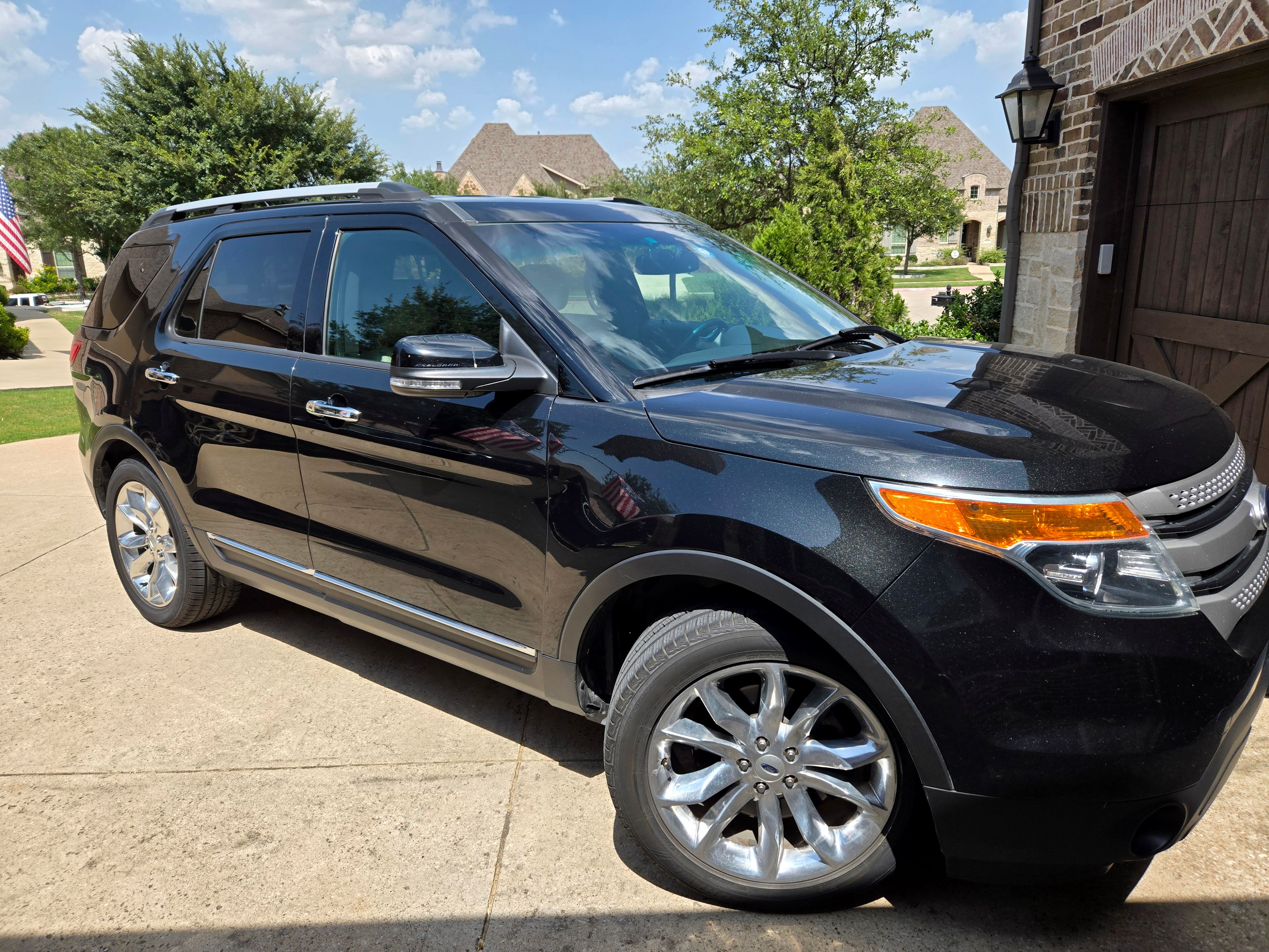 Used 2015 Ford Explorer XLT w/ Equipment Group 202A FWD image 1