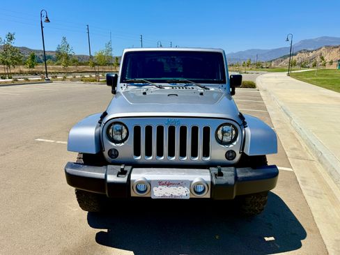 Used 2018 Jeep Wrangler Sahara w/ Connectivity Group image 4