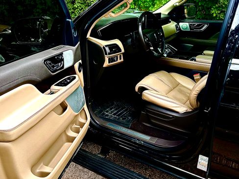 Used 2023 Lincoln Navigator Reserve AWD/4WD image 9