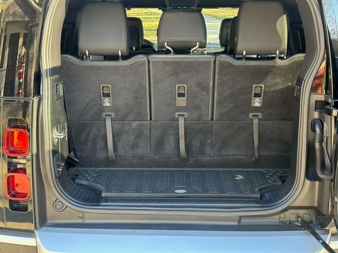 Used 2023 Land Rover Defender 130 SE image 10