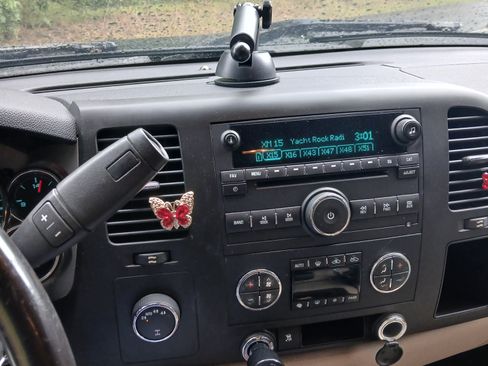 Used 2010 Chevrolet Silverado 1500 LT w/ Power Pack Plus AWD/4WD image 2