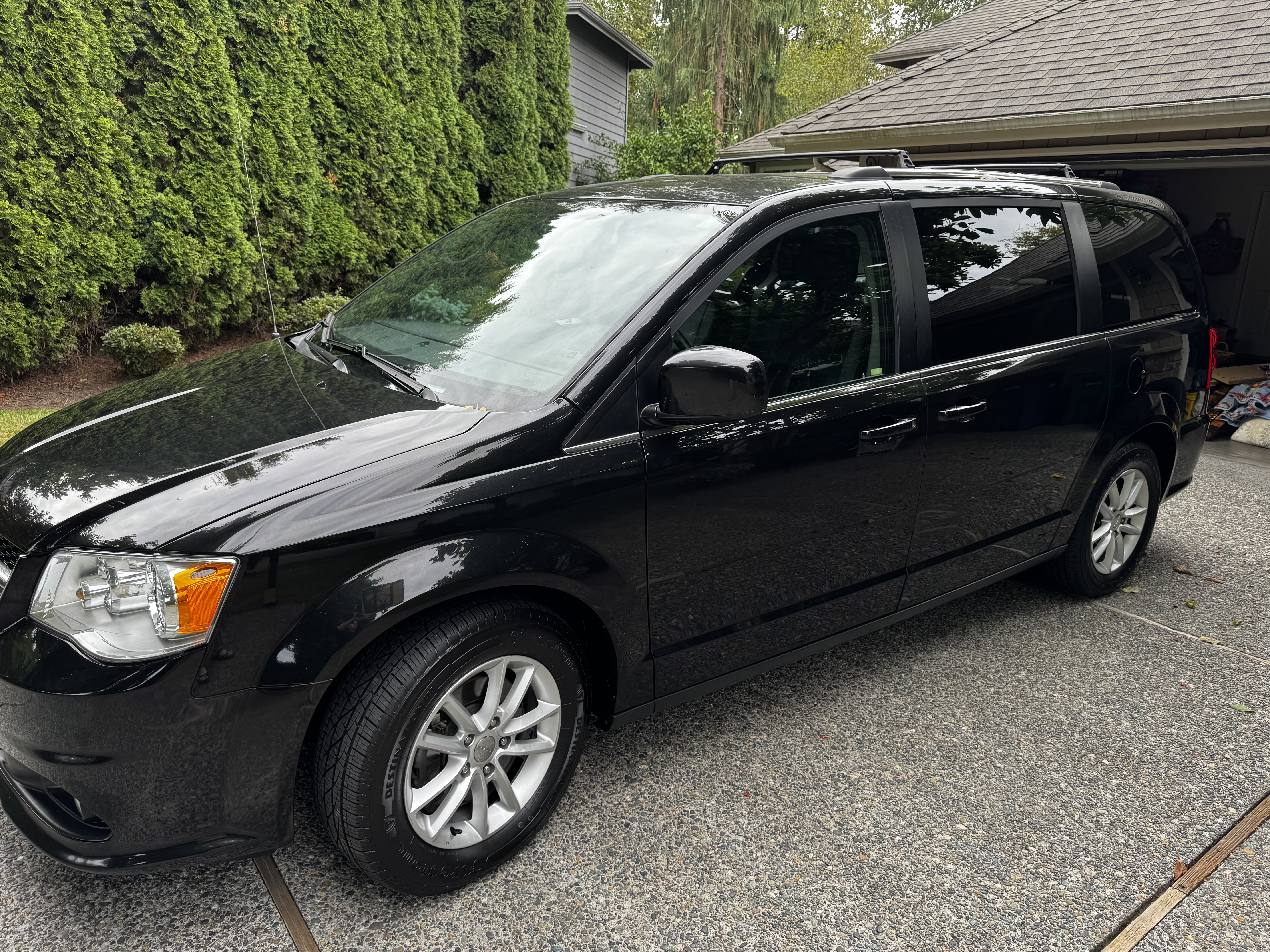 Used 2018 Dodge Grand Caravan SXT FWD image 2