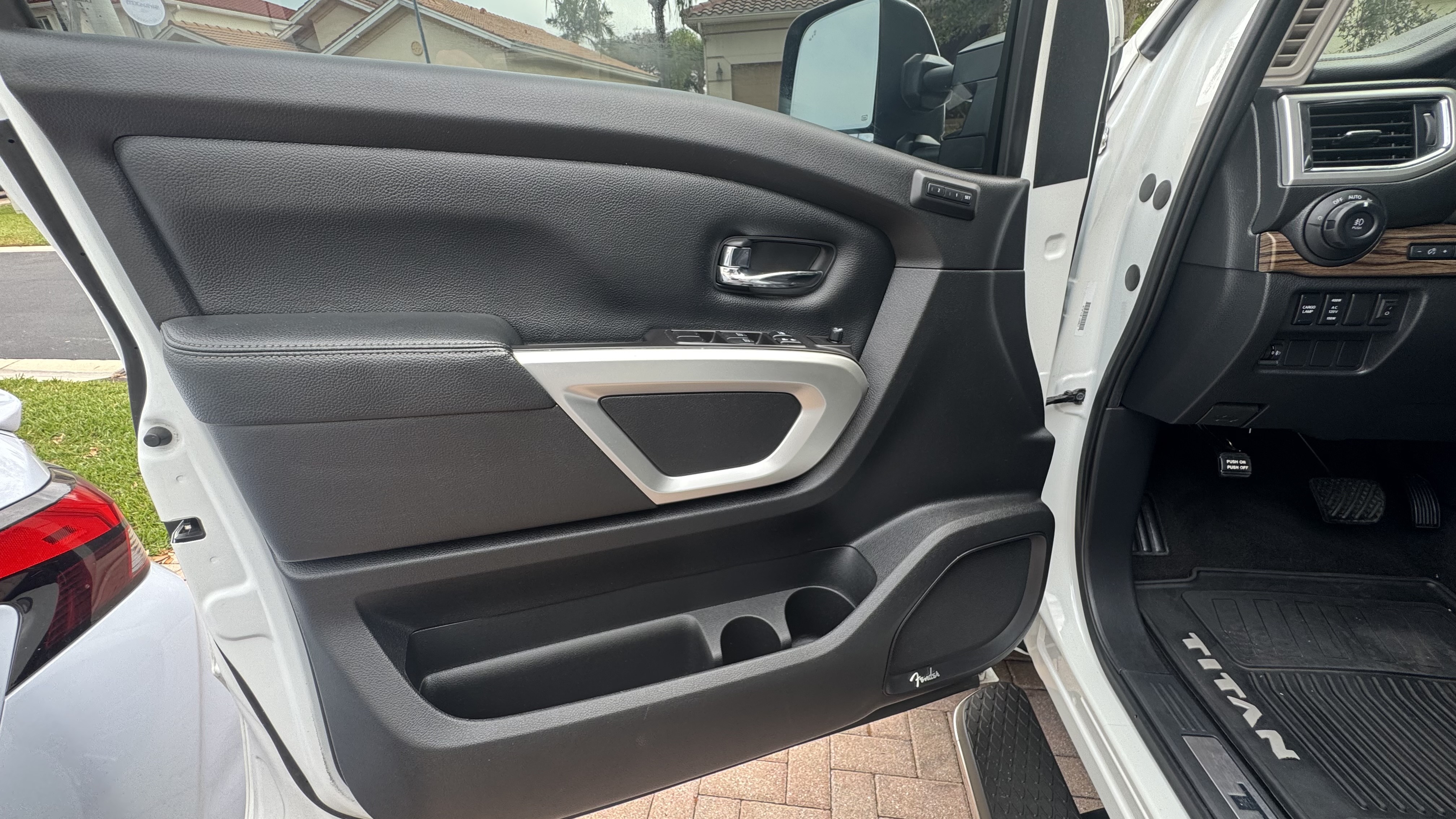 Used 2020 Nissan Titan SL w/ Moonroof Package AWD/4WD image 22