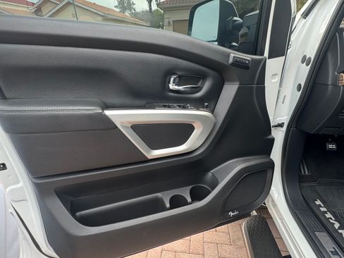 Used 2020 Nissan Titan SL w/ Moonroof Package AWD/4WD image 22