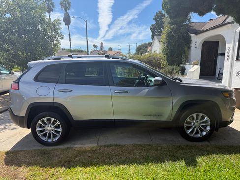 Used 2020 Jeep Cherokee Latitude FWD image 4