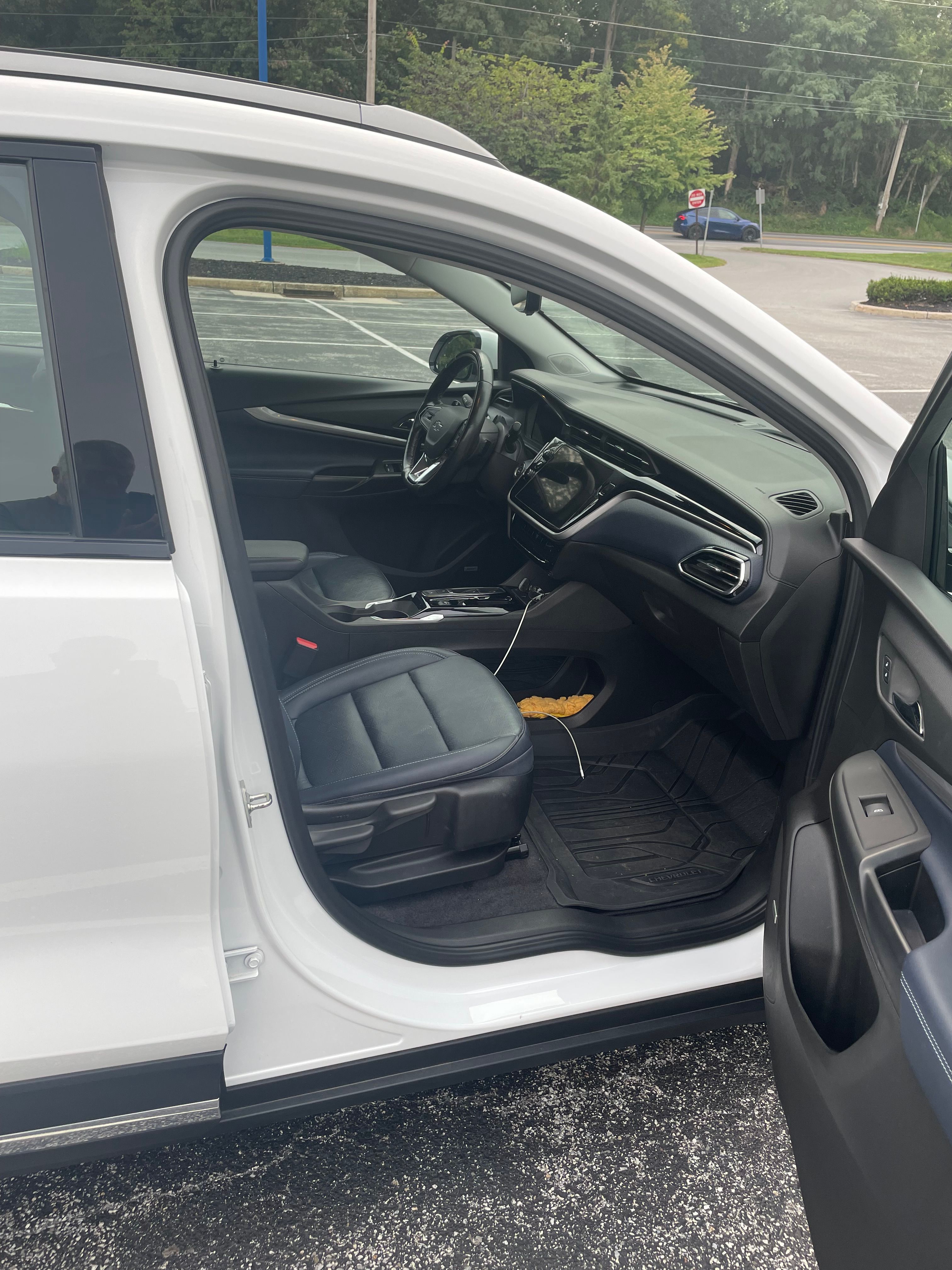 Used 2022 Chevrolet Bolt EUV Premier w/ Launch Edition FWD image 11