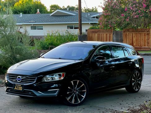 Used 2015 Volvo V60 T5 Premier w/ Convenience Package FWD image 1