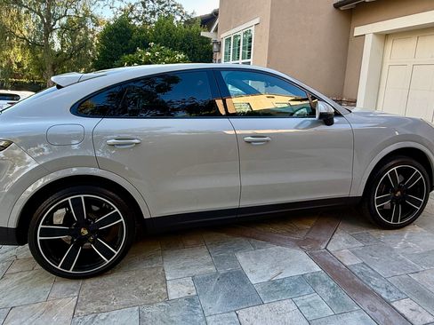 Used 2022 Porsche Cayenne Coupe image 5