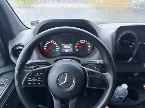 Used 2021 Mercedes-Benz Sprinter 2500 image 9