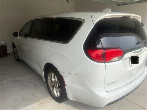 Used 2020 Chrysler Pacifica Touring w/ Tire & Wheel Group FWD image 6